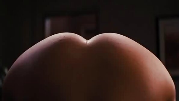 Грудаста MILF із видео еротика задоволенням ділиться сексуальним досвідом з молодою парою