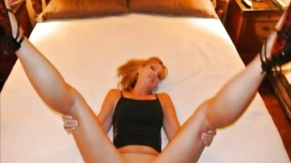 Гаряча німфоманка лежить на ліжку, і вона трахає еротика бесплатно її тугу кицьку