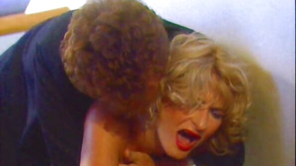 Дві змащені маслом порно-діви вклоняються супер еротика фалосу в сцені повного відтворення