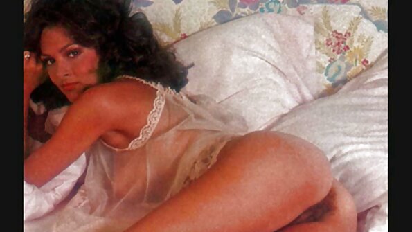 Жінку з еротика по русски великими сиськами притискають до ліжка і горбають