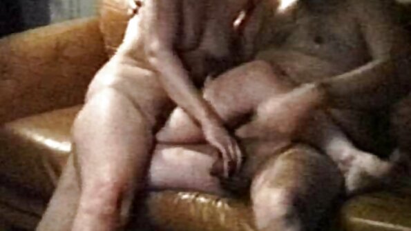 Грудаста жінка сьогодні робить еротичний масаж своєму хлопцеві еротика hd