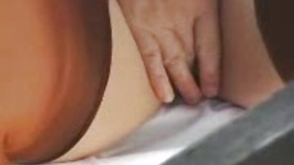 Чорноволоса жінка з крихітними сиськами смокче еротика онлайн видео великий член