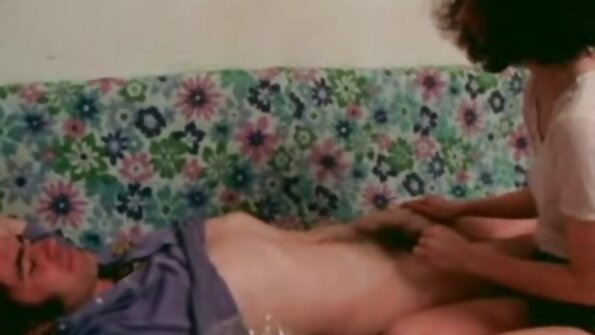 Сексуальна еротика ролики блондинка з гарною попкою проникає на диван
