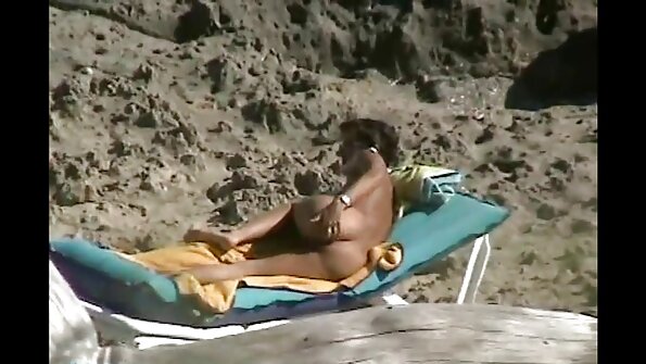 Грудаста ІФОМ-доктор у чорних панчохах розважається зі своїм пацієнтом дикий пляж еротика