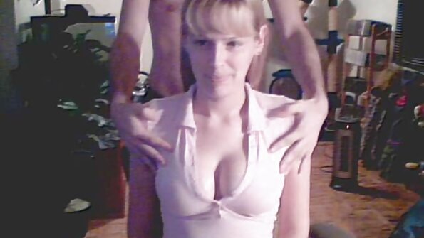 Дівчину в білих видео еротика панчохах зв'язують і стимулюють до оргазму