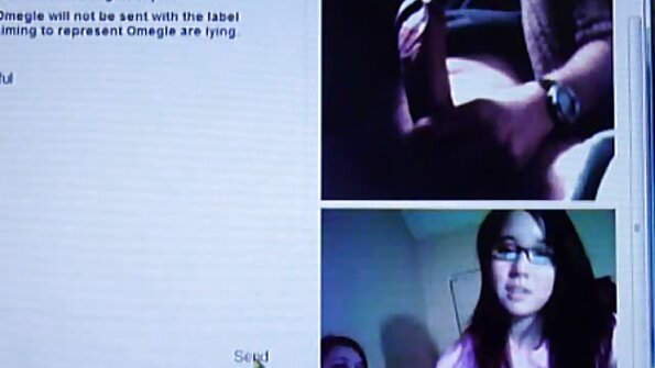 Велика дупа азіатська жінка з татуюваннями спирається на стілець видео еротика під час трахання
