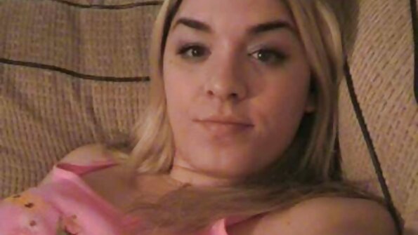 Оголена блондинка показує, як добре вона супер еротика вміє трахатися на дивані
